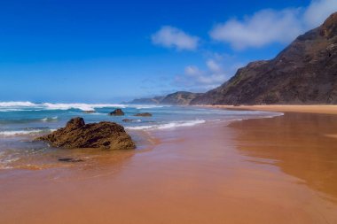 Portekiz, Algarve batı kıyısında güzel boş bir sahil.