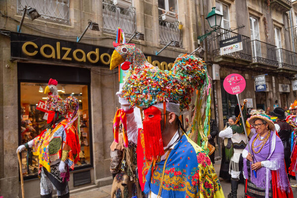 Сантьяго-де-Компостела, Испания: красочный карнавальный парад на улицах Сантьяго-де-Компостела, Галисия, Испания