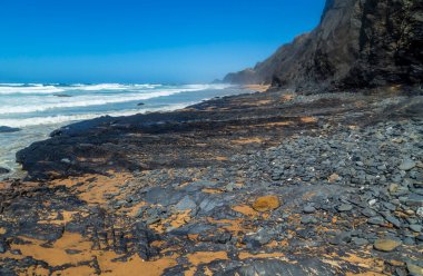 Portekiz, Algarve batı kıyısında güzel boş bir sahil.