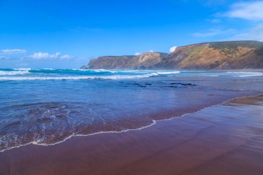 Portekiz, Algarve batı kıyısında güzel boş bir sahil.