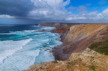 Algarve Batı Sahili 'ndeki uçurumlar, Arrifana, Portekiz yakınlarında.