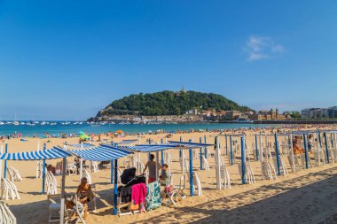 San Sebastian, Bask Ülkesi, İspanya: İspanya 'nın Bask bölgesinde San Sebastian şehrindeki La Concha plajının manzarası