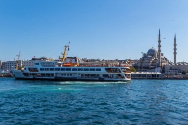 İstanbul: İstanbul, Türkiye 'de İstanbul Boğazı' ndaki feribot. İstanbul Türkiye 'nin büyük bir kentidir.