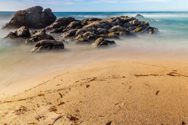 Portekiz 'in kuzeyindeki Povoa de Vazim' de okyanusa uzun süre maruz kalmış.