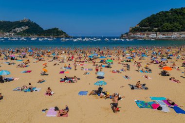 San Sebastian, Bask Ülkesi, İspanya: İspanya 'nın Bask bölgesinde San Sebastian şehrindeki La Concha plajının manzarası