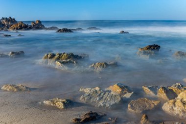 Portekiz 'in kuzeyindeki Povoa de Vazim' de okyanusa uzun süre maruz kalmış.