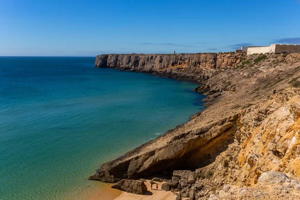 Sagres Portugal Cliffs Sagres Coast Маленький Пляж Людьми Алгарве Португалія — стокове фото