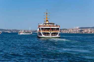 İstanbul: İstanbul, Türkiye 'de İstanbul Boğazı' ndaki feribot. İstanbul Türkiye 'nin büyük bir kentidir.