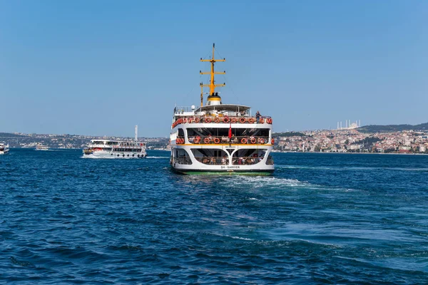 İstanbul: İstanbul, Türkiye 'de İstanbul Boğazı' ndaki feribot. İstanbul Türkiye 'nin büyük bir kentidir.