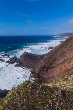 Algarve Batı Sahili 'ndeki uçurumlar, Arrifana, Portekiz yakınlarında.