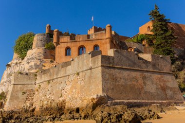 Algarve, Ferragudo 'daki Sao Joao do Arade Kalesi. Portekiz