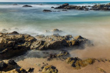 Portekiz 'in kuzeyindeki Povoa de Vazim' de okyanusa uzun süre maruz kalmış.