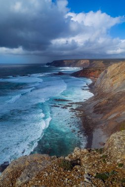Algarve Batı Sahili 'ndeki uçurumlar, Arrifana, Portekiz yakınlarında.