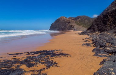 Portekiz, Algarve batı kıyısında güzel boş bir sahil.