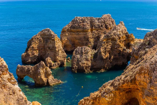 Ponta da Piedade, Lagos, Portekiz 'deki kayalıklar ve Atlantik Okyanusu