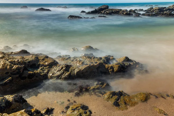 Portekiz 'in kuzeyindeki Povoa de Vazim' de okyanusa uzun süre maruz kalmış.