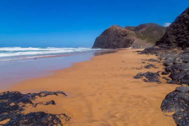 Portekiz, Algarve batı kıyısında güzel boş bir sahil.