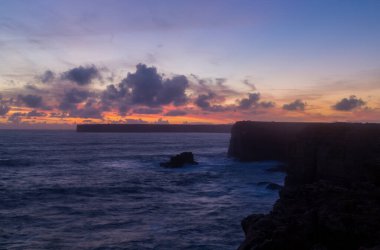 St. Vincent Burnu 'ndaki deniz feneri gün batımında, Algarve, Portekiz. Burası Avrupa 'nın en güneybatı noktası.