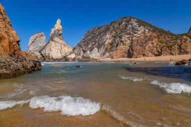Sintra, Portekiz: Portekiz, Lizbon yakınlarındaki Sintra 'da insanlarla birlikte Praia da Ursa (Ursa Sahili).