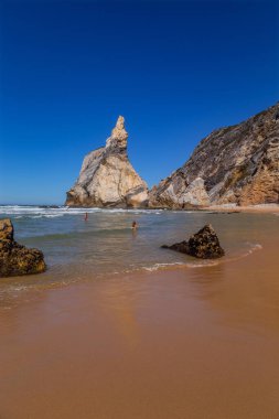 Sintra, Portekiz: Portekiz, Lizbon yakınlarındaki Sintra 'da insanlarla birlikte Praia da Ursa (Ursa Sahili).