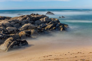 Portekiz 'in kuzeyindeki Povoa de Vazim' de okyanusa uzun süre maruz kalmış.