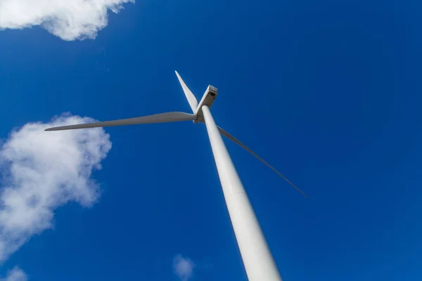 Turbina Wiatrowa Błękitnym Niebie Przyrodzie Galiza Północ Hiszpanii — Zdjęcie stockowe