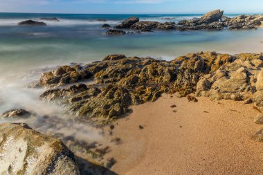 Portekiz 'in kuzeyindeki Povoa de Vazim' de okyanusa uzun süre maruz kalmış.