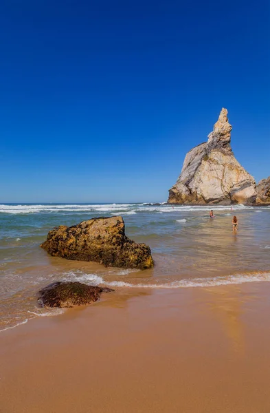 Sintra Portugal Praia Ursa Ursa Beach Met Mensen Sintra Bij — Stockfoto