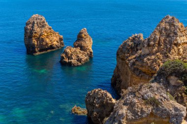 Ponta da Piedade, Lagos, Portekiz 'deki kayalıklar ve Atlantik Okyanusu