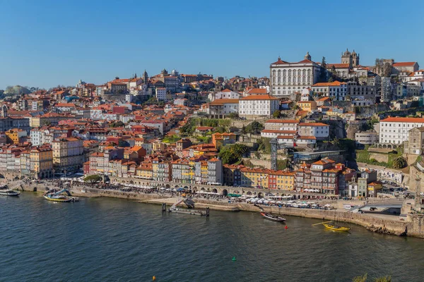 葡萄牙波尔图 葡萄牙波尔图古城杜罗河堤边的里贝拉历史街区和路易斯一世桥 — 图库照片