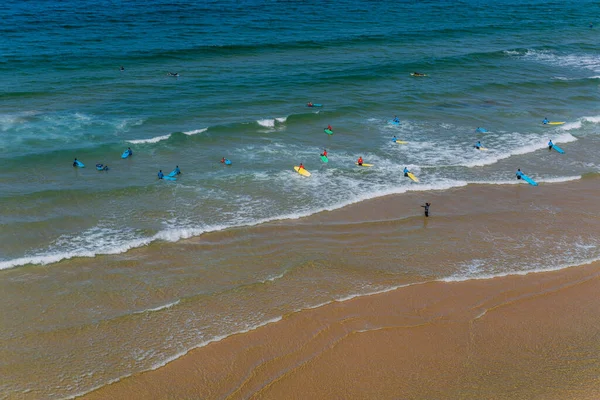 Sagres Portugal Vue Des Surfeurs Sur Plage Sable Près Village — Photo