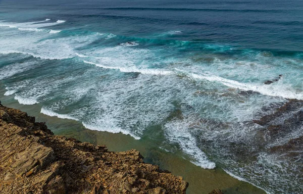 葡萄牙阿尔杰祖尔附近阿尔加维西海岸的悬崖 — 图库照片
