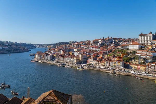 ポルトガル ポルト 旧市街のドゥロ川堤防上のリベイラ歴史地区の眺めとポルトガル ポルトのルイス1世橋 — ストック写真