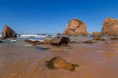 Praia Da Ursa Sahili, Sintra, Portekiz 'deki yüksek kaya kayalıkları. Atlantik Okyanusu dalgaları ve Portekiz 'de Cabo Da Roca yakınlarında kumlu plaj