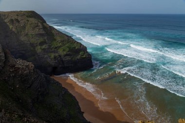 Algarve Batı Sahili 'ndeki uçurumlar, Aljezur, Portekiz yakınlarında.