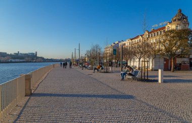 Coimbra, Portekiz: Coimbra Eski Kasabası, Portekiz 'de nehir kenarındaki insanlar