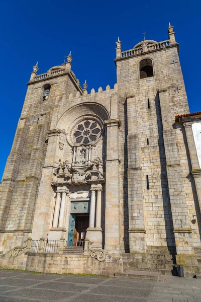 从葡萄牙入口看波尔图大教堂的立面 — 图库照片