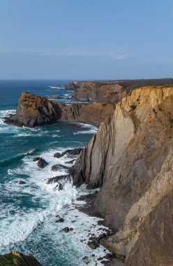 Algarve Batı Sahili 'ndeki uçurumlar, Aljezur, Portekiz yakınlarında.