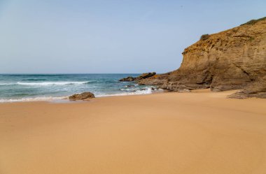 Algarve Batı Sahili 'ndeki uçurumlar, Aljezur, Portekiz yakınlarında.