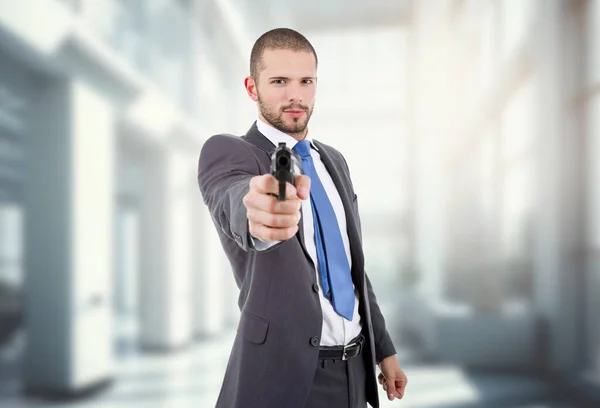 Молодой Бизнесмен Пистолетом Офисе — стоковое фото