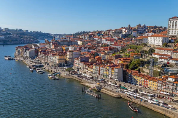 葡萄牙波尔图 葡萄牙波尔图古城杜罗河堤边的里贝拉历史街区和路易斯一世桥 — 图库照片