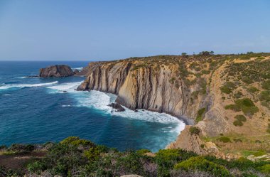 Algarve Batı Sahili 'ndeki uçurumlar, Aljezur, Portekiz yakınlarında.