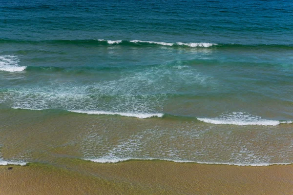 葡萄牙阿尔加维萨格里什宽敞海滩的绿松石水 — 图库照片