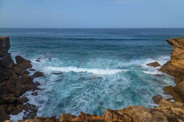 Algarve Batı Sahili 'ndeki uçurumlar, Aljezur, Portekiz yakınlarında.
