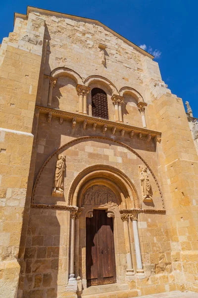 晴れた日にレオンの旧市街にサンイシドロと修道院のロマネスク様式の大聖堂 スペインのカスティーリャ レオン州 — ストック写真