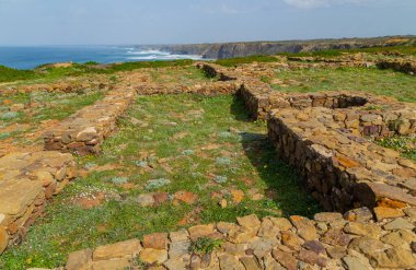 Algarve Batı Sahili 'ndeki uçurumlar, Aljezur, Portekiz yakınlarında.