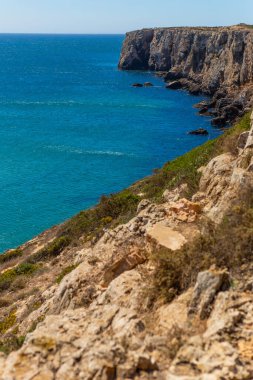 Sagres kıyısındaki kayalıklar. Algarve, Portekiz