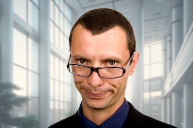 Ofisteki genç iş adamı portresi.