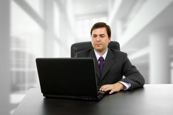 Jovem Homem Negócios Que Trabalha Com Laptop Escritório — Fotografia de Stock
