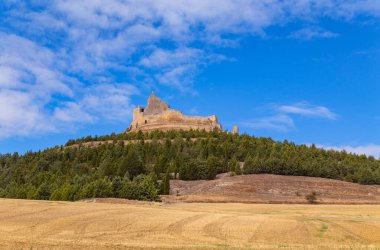 Burgos 'ta 9. yüzyıldan kalma bir ortaçağ şatosu yıkıldı. Burgos, Castilla Leon, İspanya.
